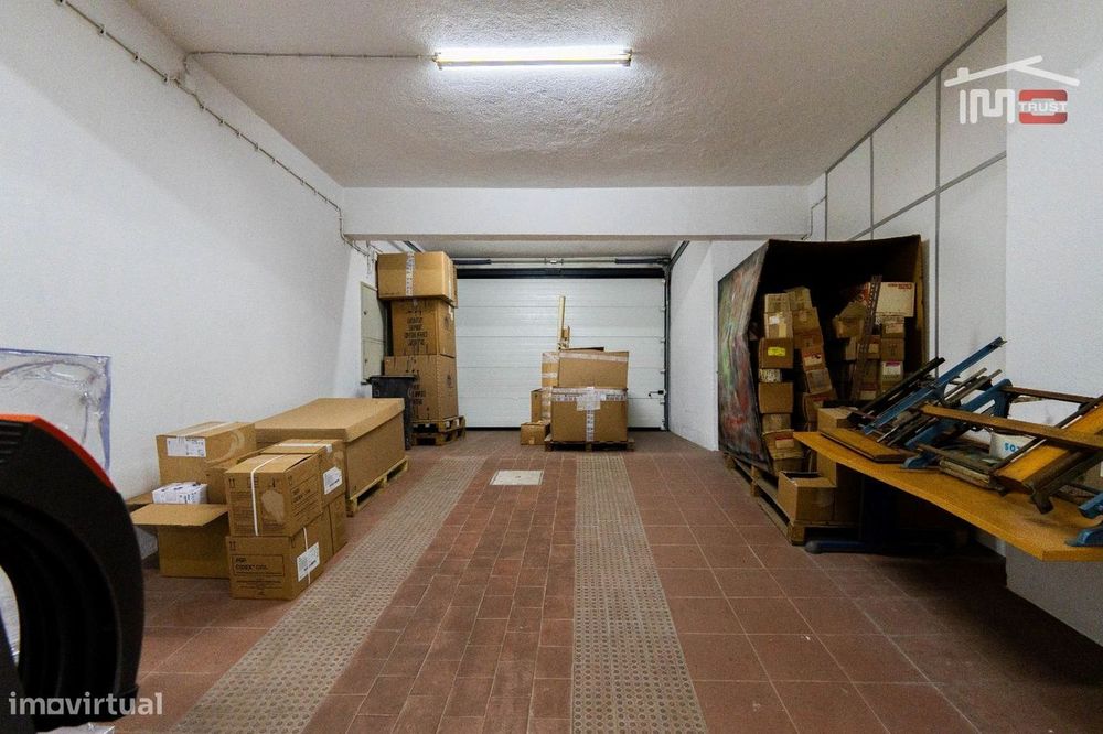 Espaço Comercial / Armazém à Venda - 174m² na Pontinha