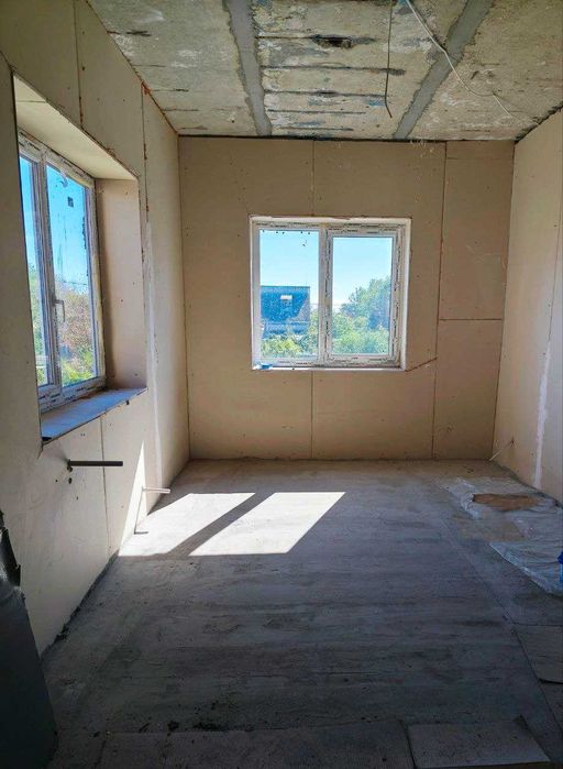 Продам двоповерховий будинок в коттеджному містечку.