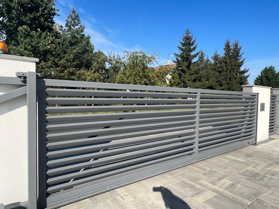 Sprzedam  bramę w bardzo dobrym stanie .