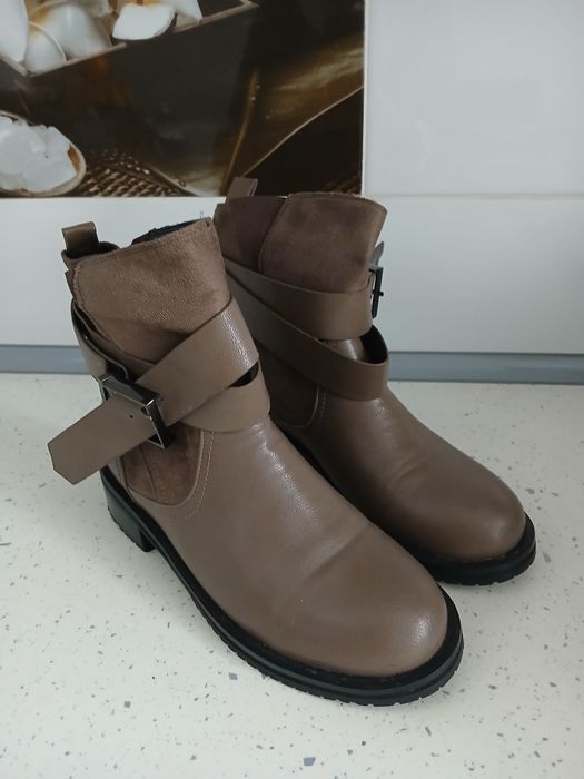 Жіночі зимові черевики.