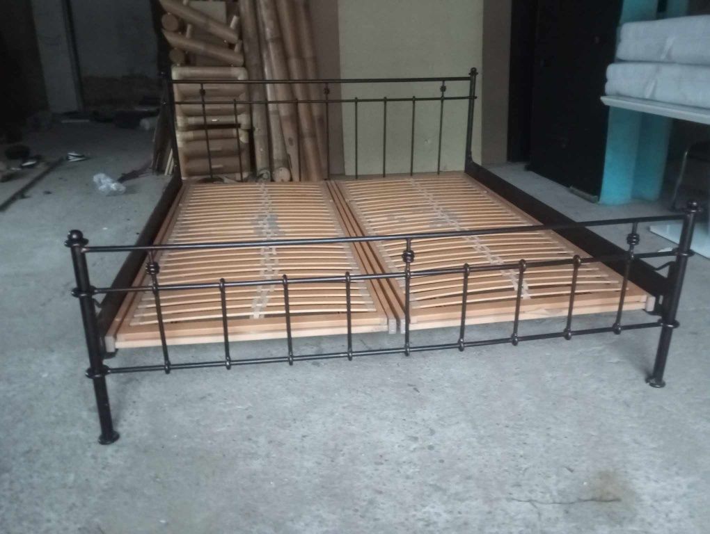 Łóżko sypialniane metalowe z materacem 180x200
