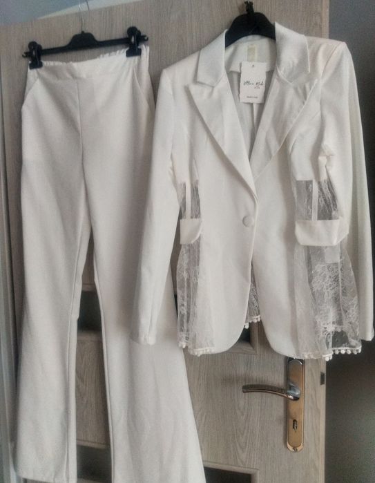 Nowy z metką elegancki garnitur damski z dodatkiem koronki