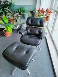 Fotel inspirowany Lounge Chair czarny tapicerowany z podnóżkiem.