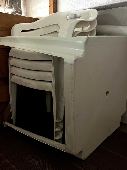 Mesa e cadeira de jardim plástico