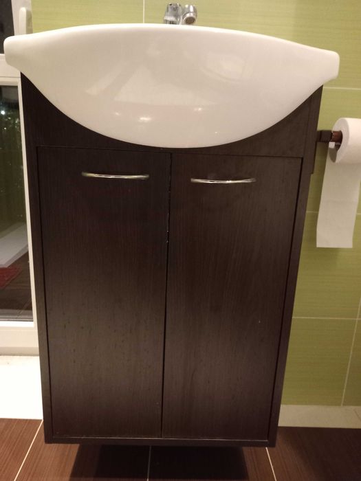 Wisząca szafka z umywalką, baterią i syfonem