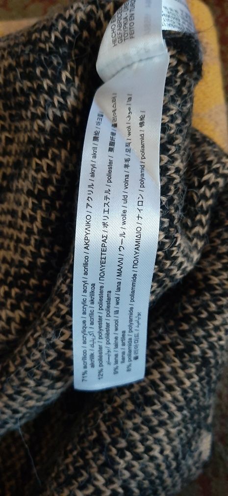Nietuzinkowy sweter z wełną