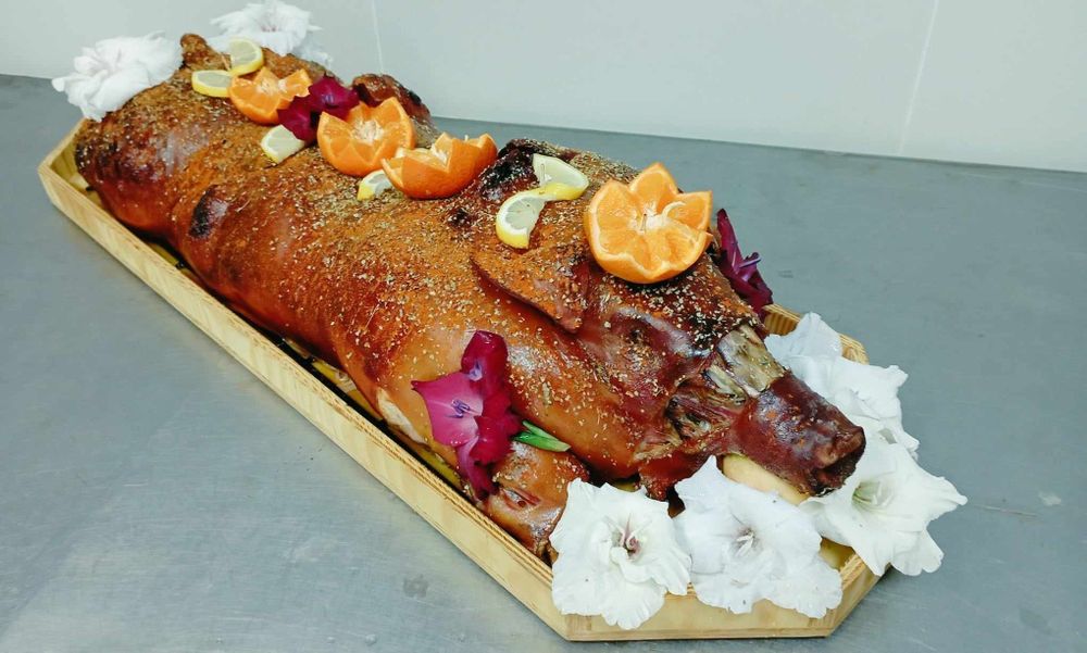 Stół wiejski, stół szwedzki, prosię pieczone , jagnię, kiełbasa , dzik