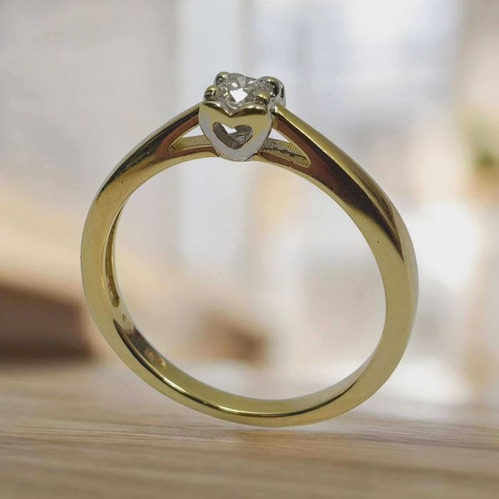 Złoty pierścionek 585 brylant  0,10 CT certyfikat , serce waga  2,27 g