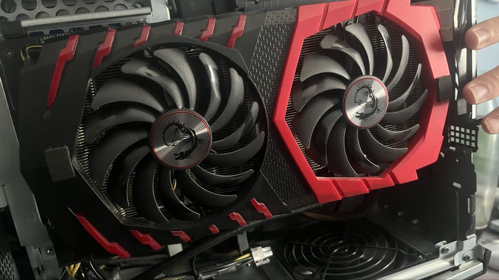 Komputer gamingowy MSI Aegis 3 w stanie idealnym.