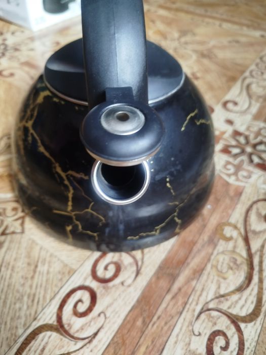 Czajnik z gwizdkiem czarny