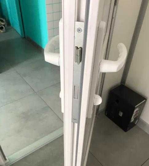 Нові Двері у літній душ пластикові,двери недорого