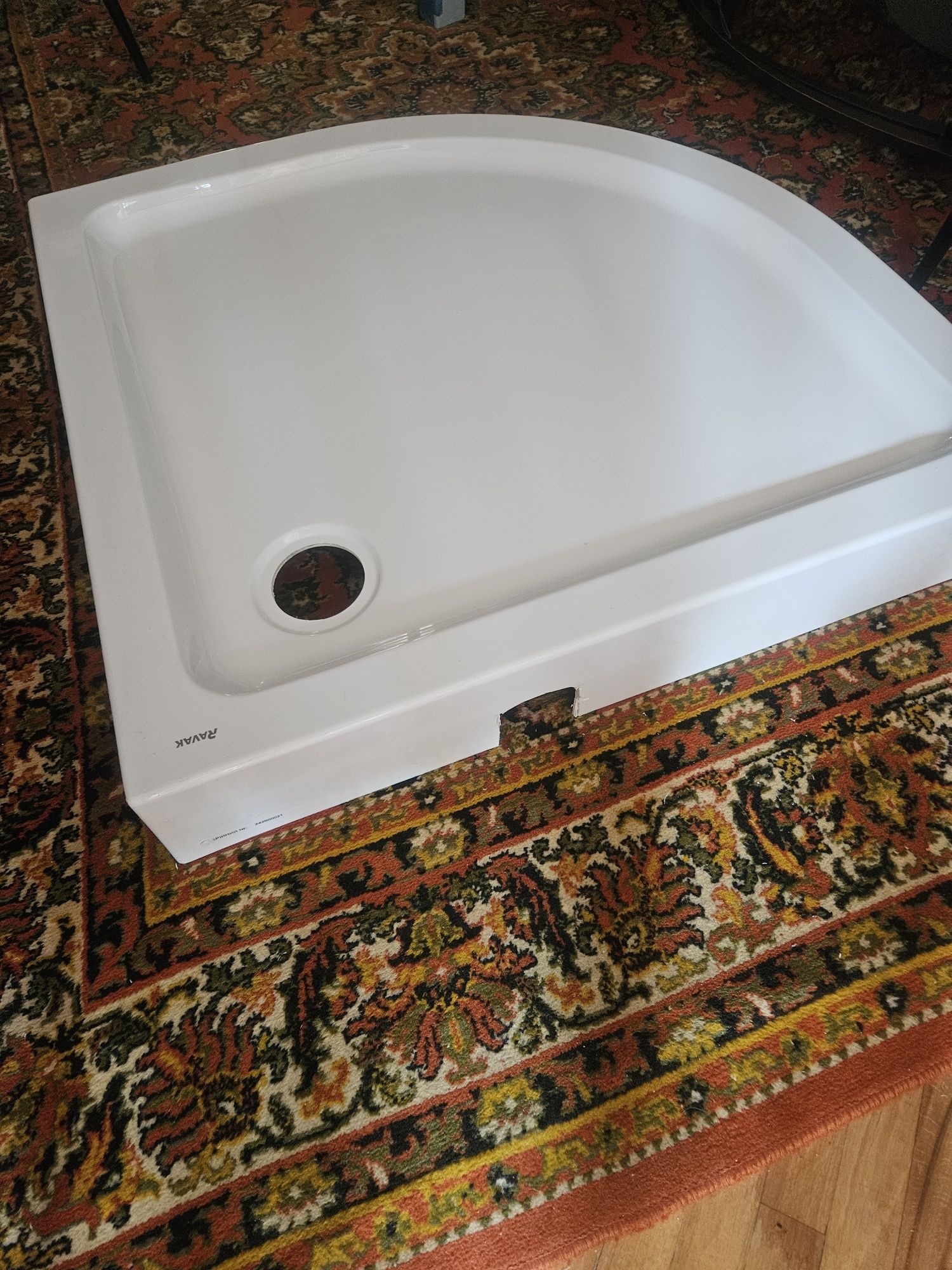 Продам  НОВЫЙ душевой поддон 90×90  RAVAK с сифоном