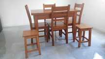 Conjunto de mesa de madeira maciça, com 4 cadeiras e 2 bancos.