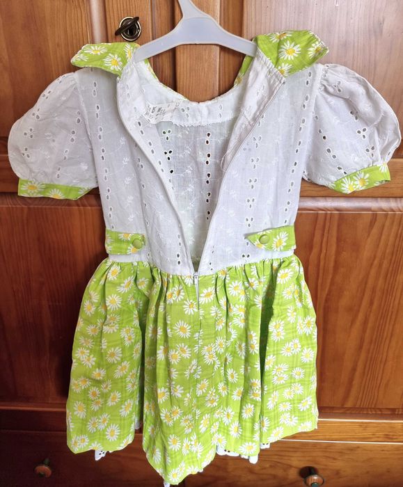 Vestido branco e verde com malmequeres, 8 anos