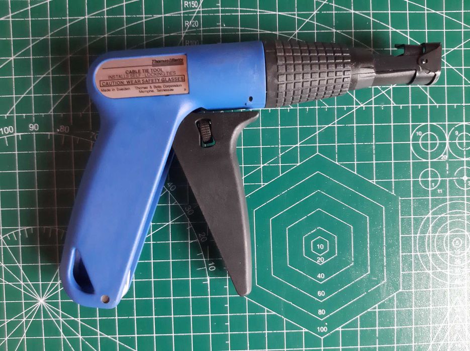 Alicate de aperto e corte para abraçadeiras de serrilha