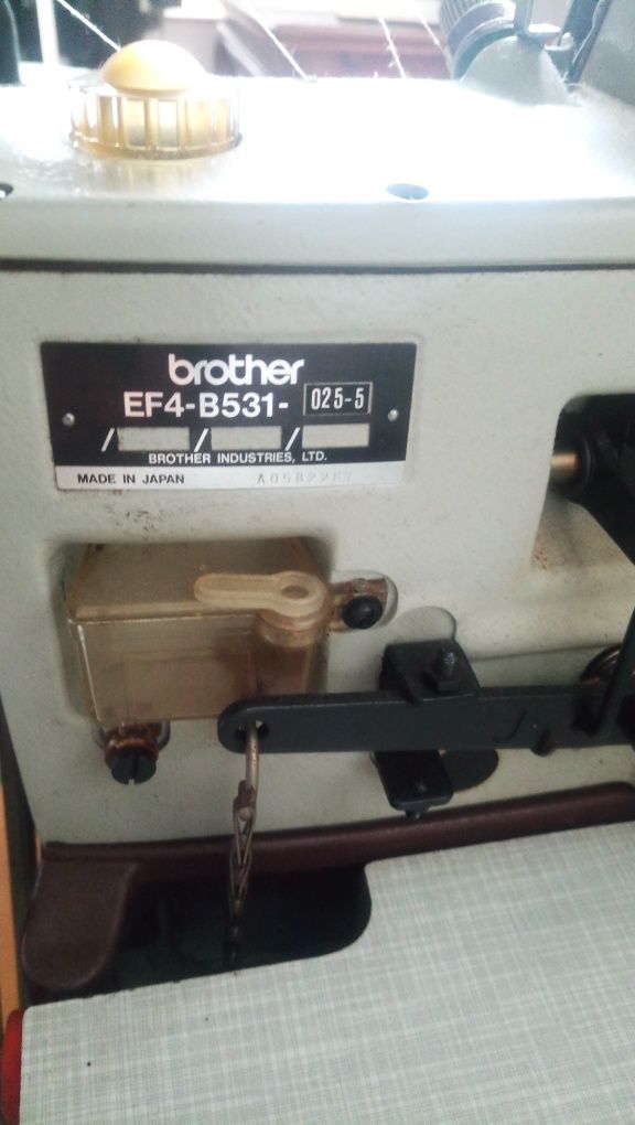 Máquina costura corta e cose Brother monofásica