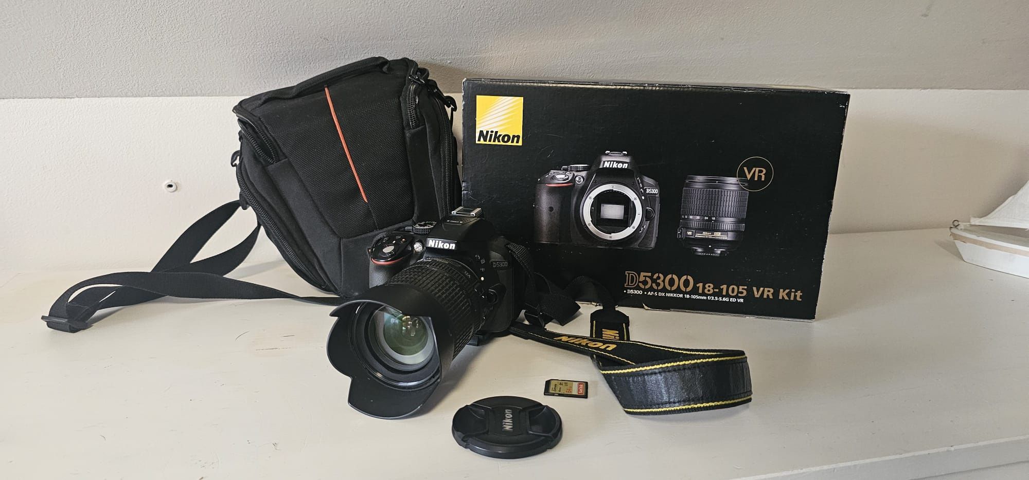 Lustrzanka Nikon D5300 z obiektywem Nikkor DX VR 18-105 mm+ statyw