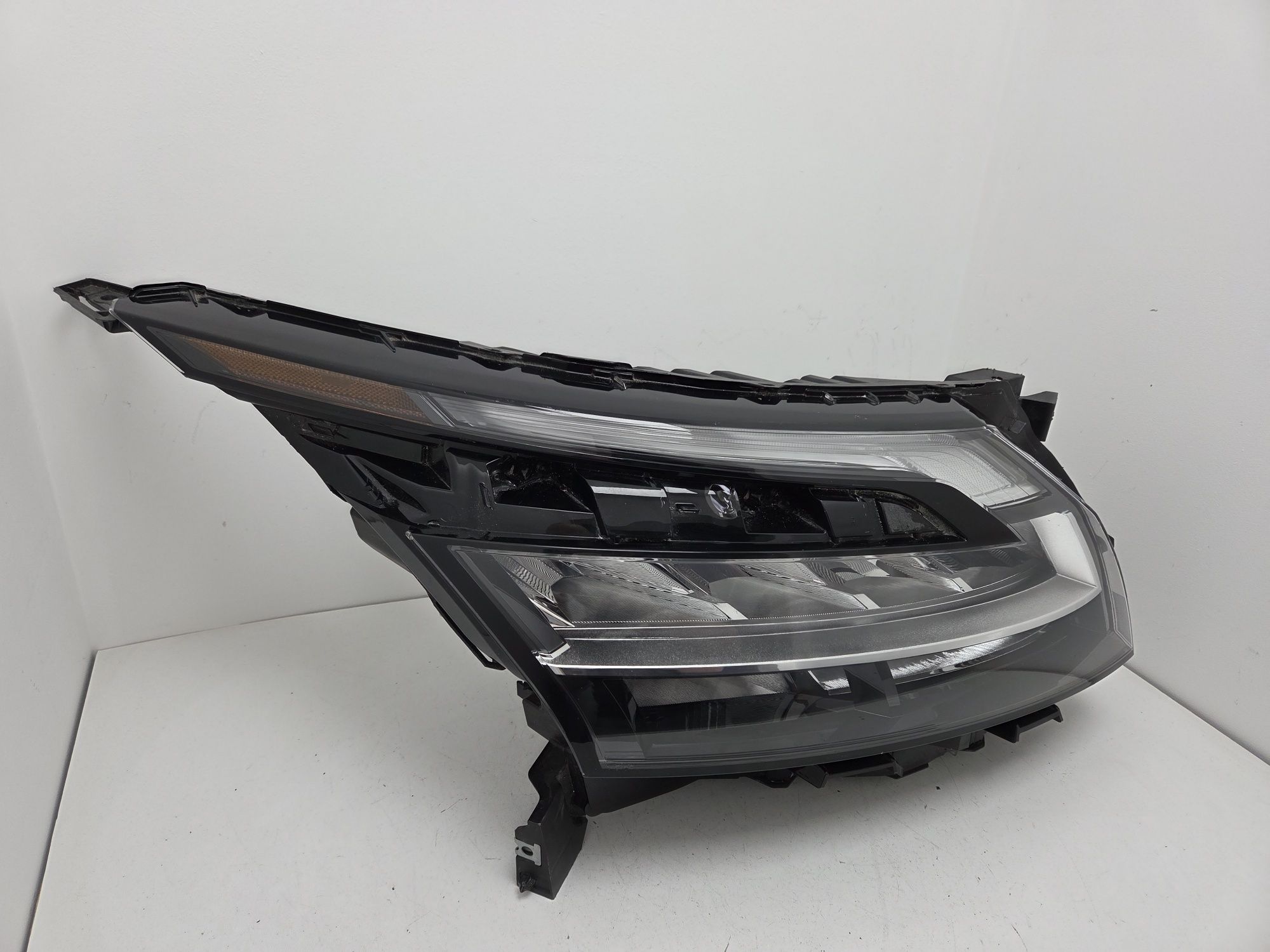 Фара права Nissan Pathfinder Патфайндер 2022-2024 USA