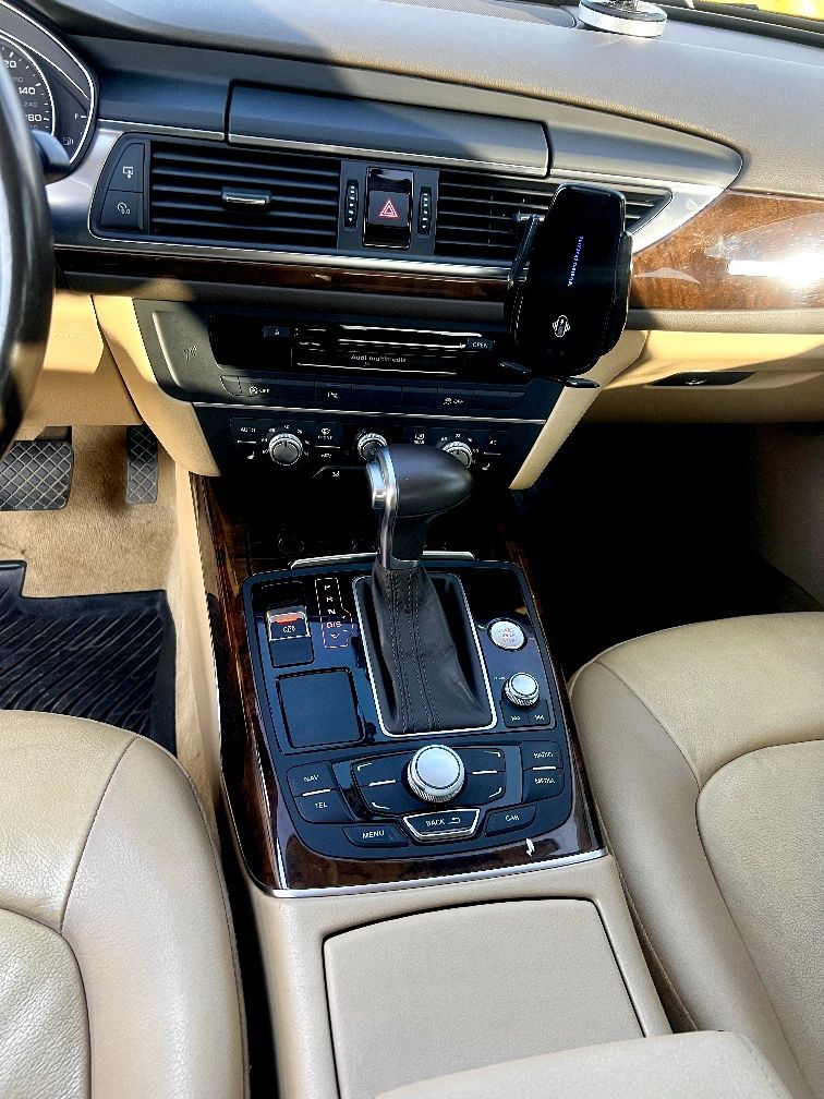 Продаю AUDI A6 .