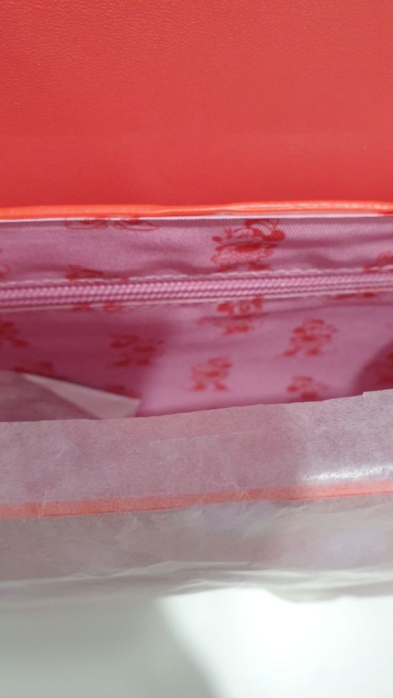 Loungefly Disney Minnie Mouse Pink Polka. Tamanho  24 x 18 x 5 cm.