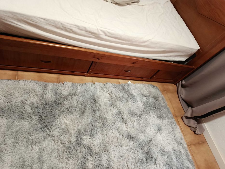 Roupeiro e cama de solteiro em madeira