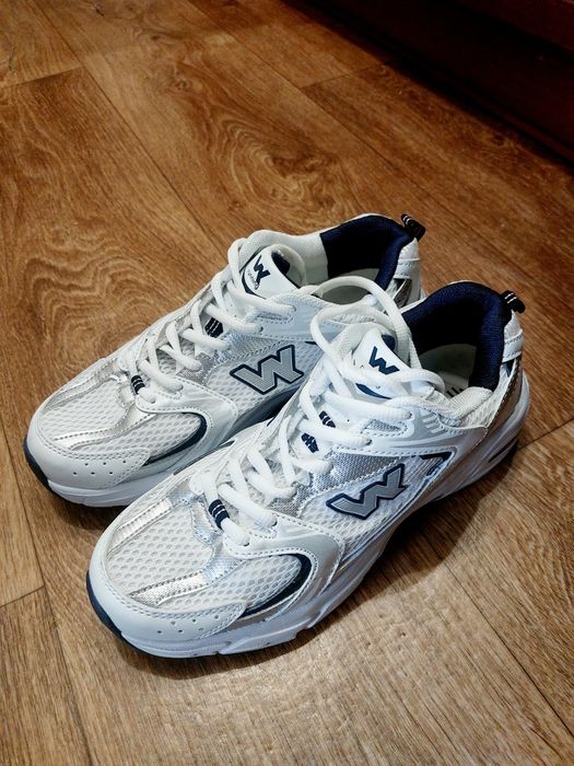 Продам жіночі кросівки, розмір 39