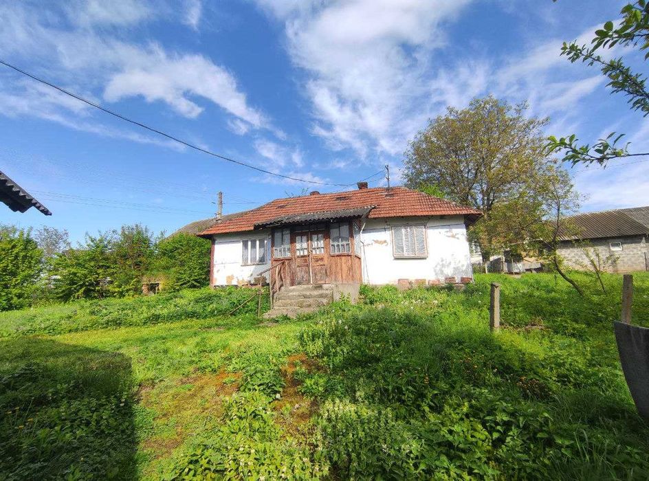 Продається одноповерховий будинок, жилий стан, біля Івано-Франківська.