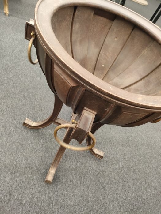 Grande floreira em madeira