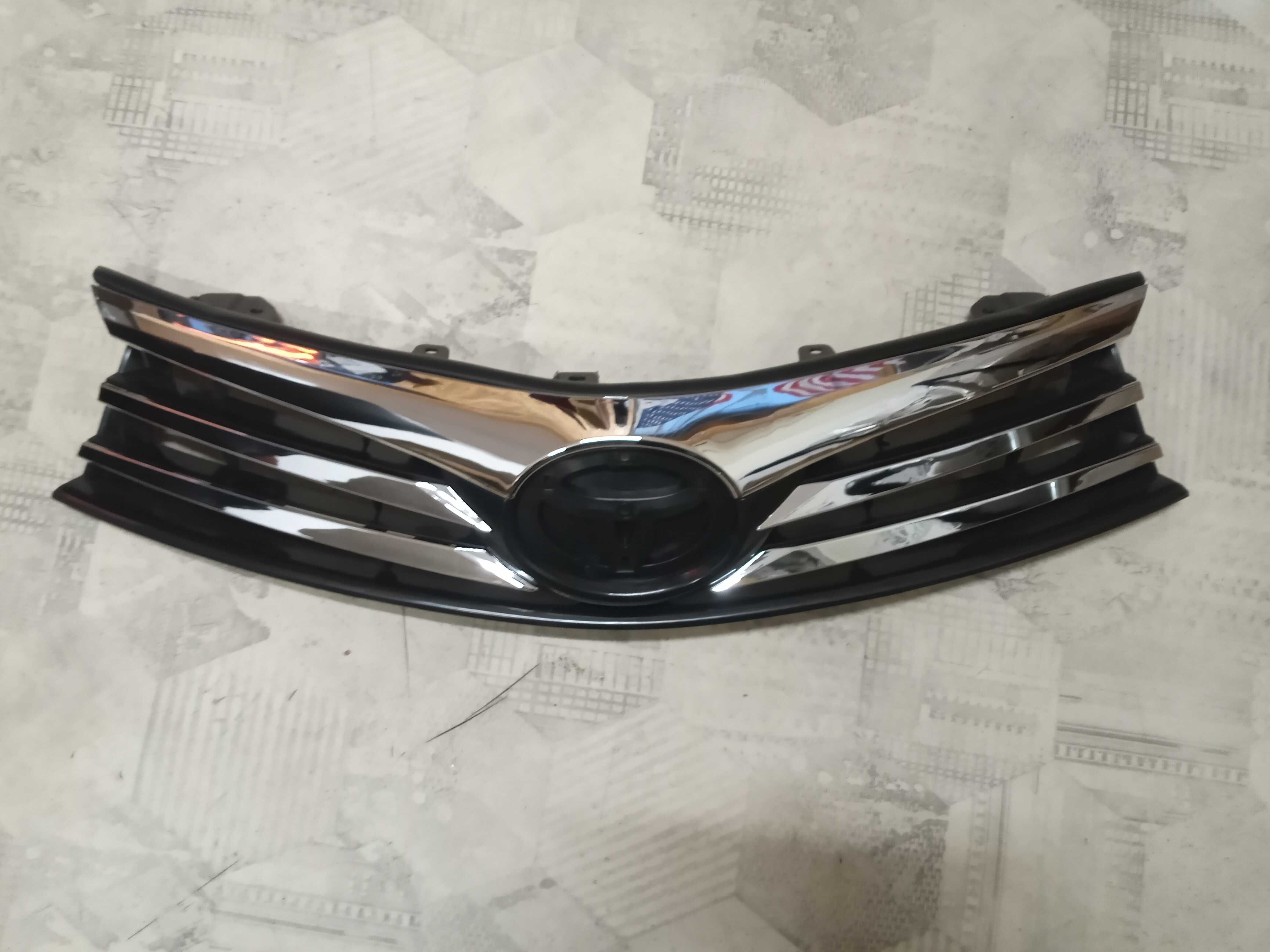 рішотка радіатора 
TOYOTA COROLLA 13-16 (E18 EUR)