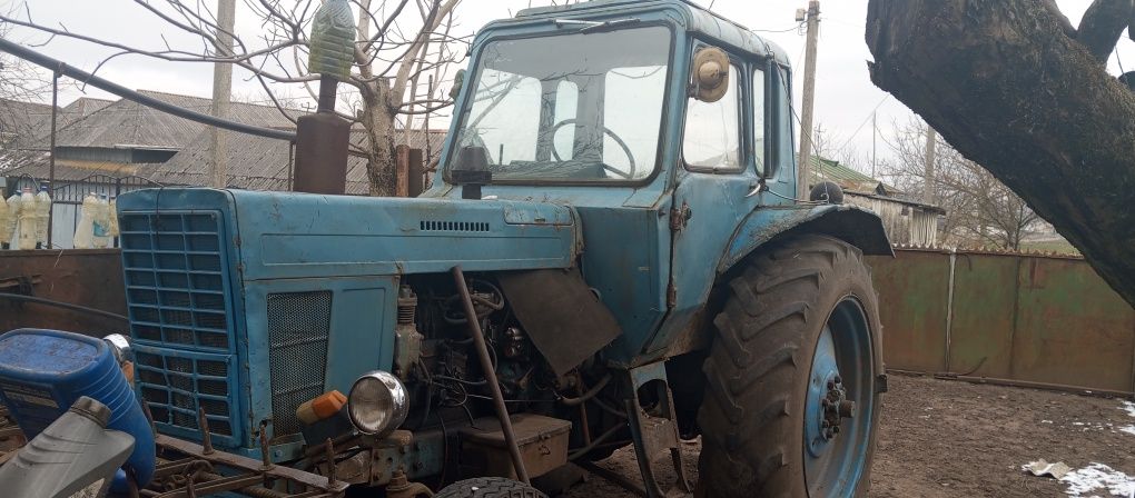 Продам трактор те 80 в робочому стані на документах також навісне .