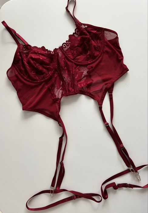 Бюст з гартерами на ніжку