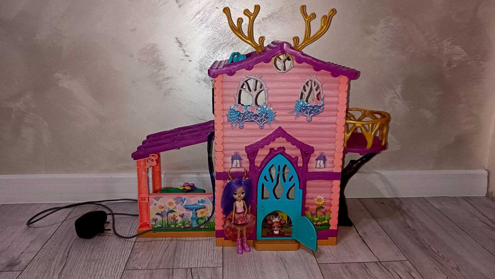 Enchantimals duży domek Jelonków wyposażenie oświetlenie Lalka figurka