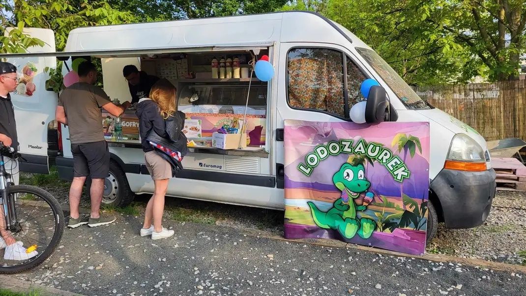 Food truck samochód gastronimiczny lody, gofry, kawa, burgery 2009.r