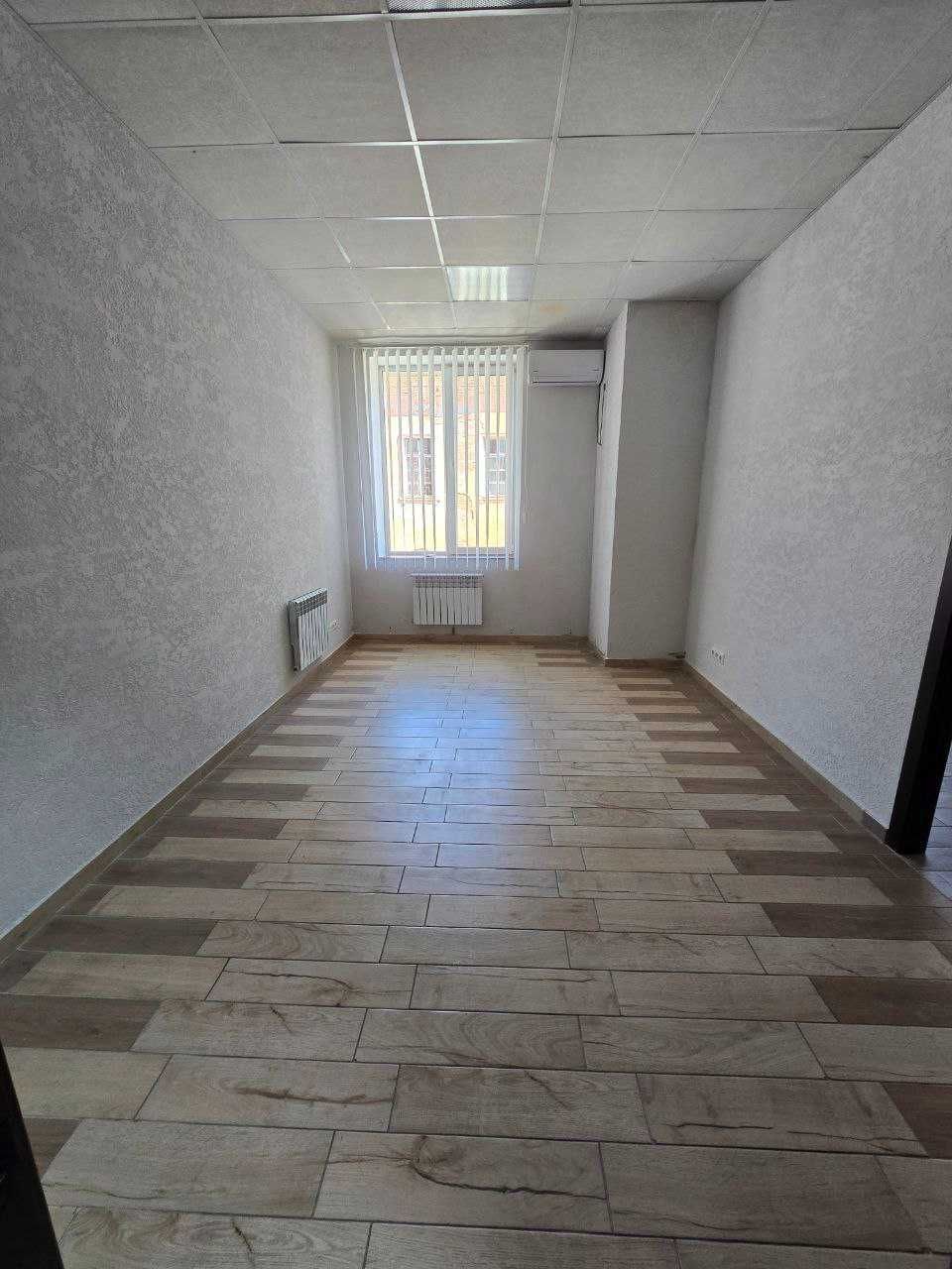 Оренда кабінетів 15 до 45 м2 з водою, центр