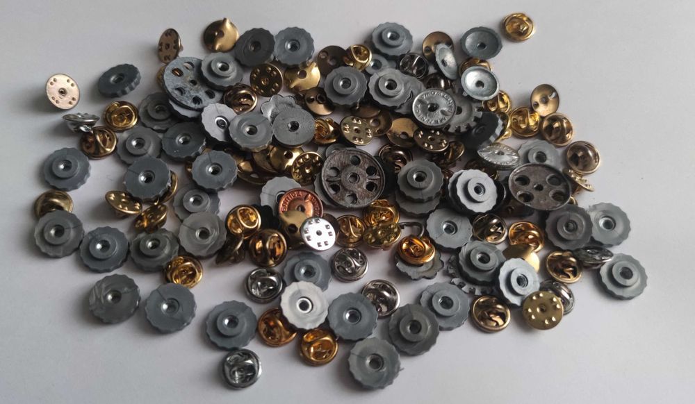 Duży zestaw nakrętek i pinów do odznak PRL itp - 141 szt