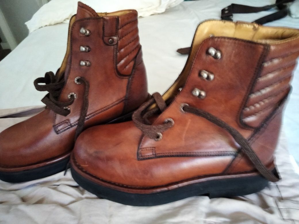 Botas de homem em pele