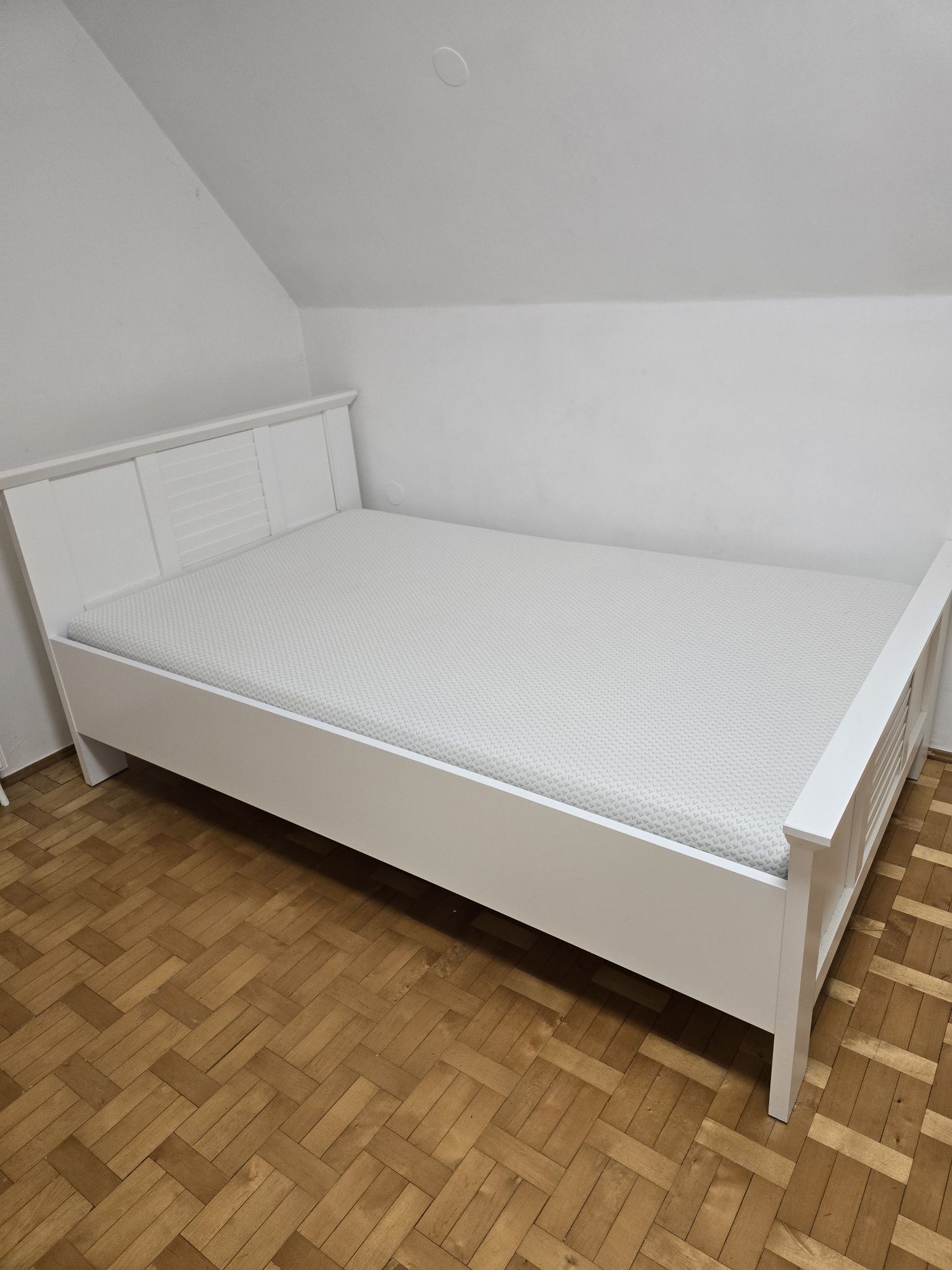 Młodzieżowe białe meble