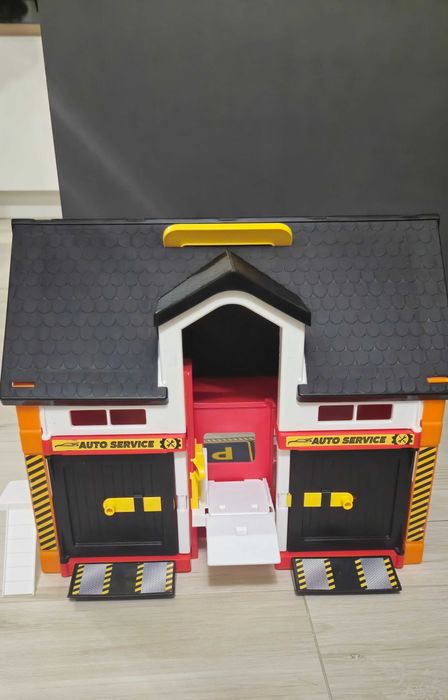 Warsztat samochodowy piętrowy + pojazdy - 9 szt