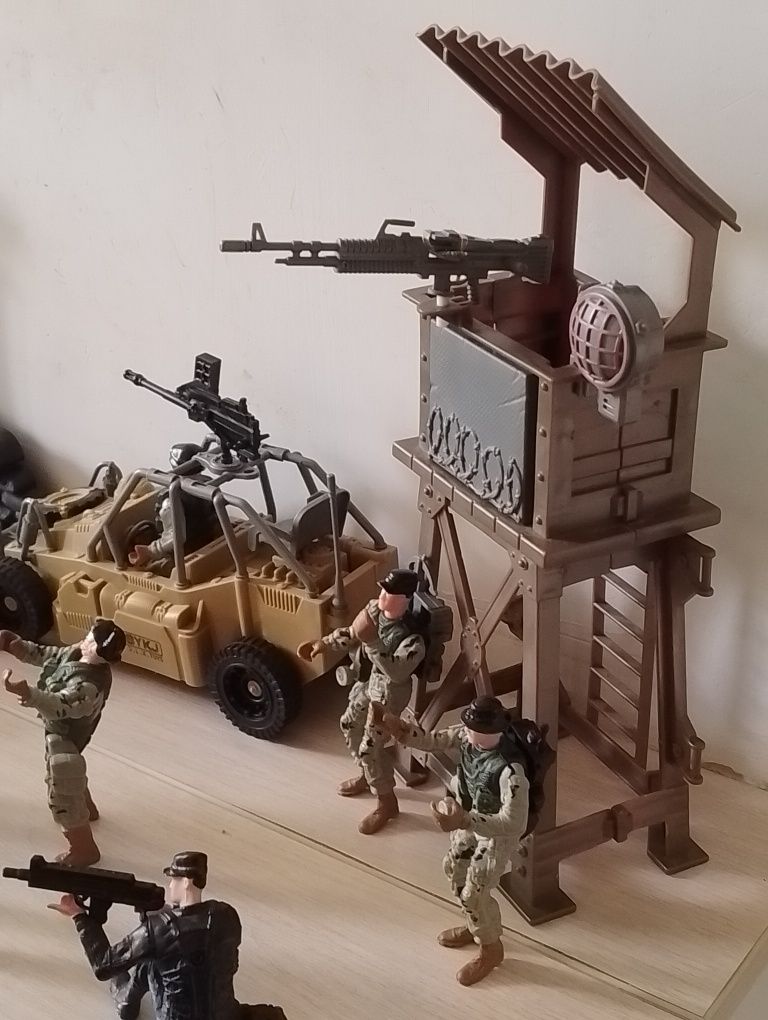 Игрушечная военная техника.
