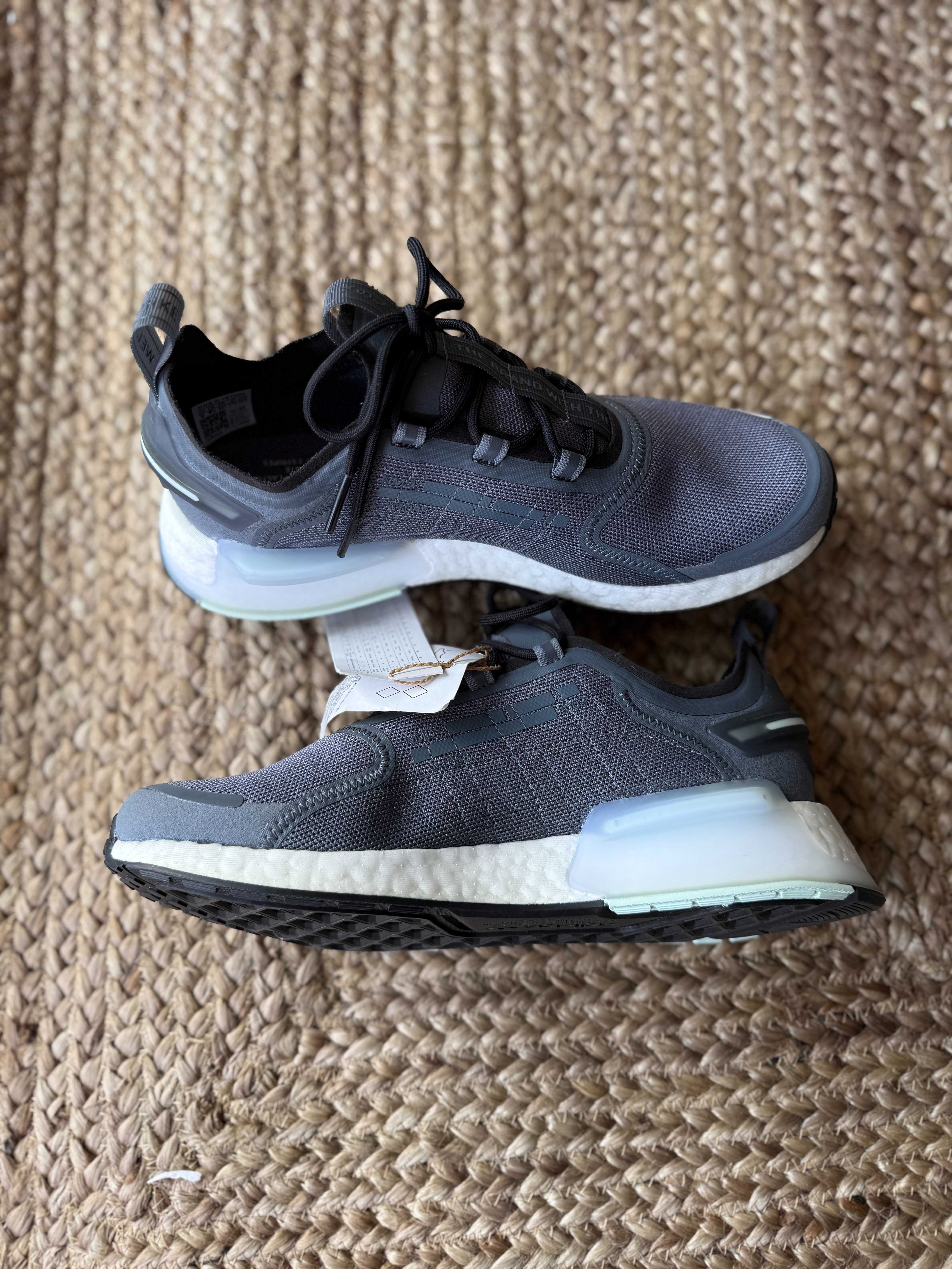 Кросівки чоловічі дуже зручні на ADIDAS NMD V3 нові 42.5 див інші огол