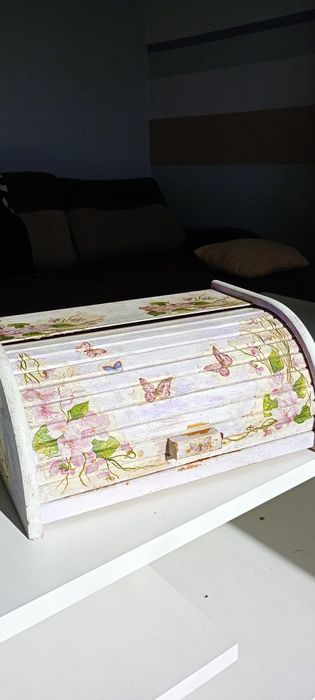Chlebak drewniany wykonany decoupage