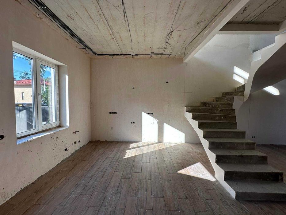 Дуплекс з ремонтом в центрі Ворзеля! Оформлення мінімальне!