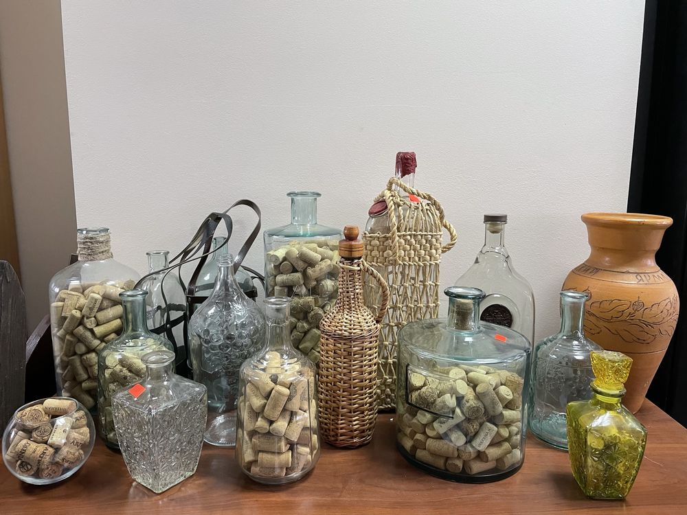 Стеклянные  бутылки, декоративные бутылки, бутылки в соломе