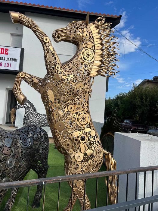 Cavalo gigante dourado