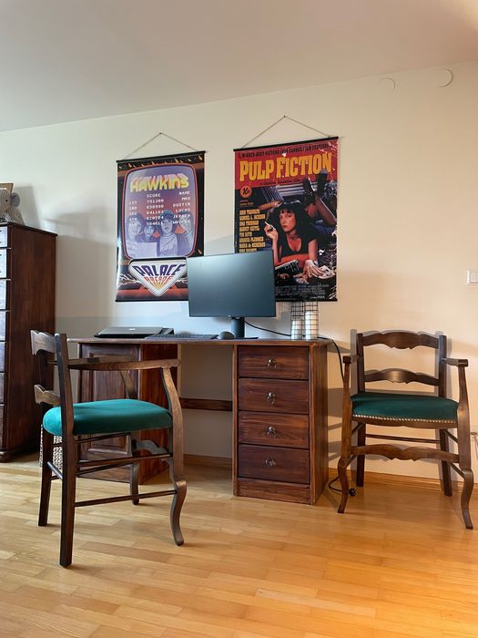 Drewniane krzesło z zielonym obiciem