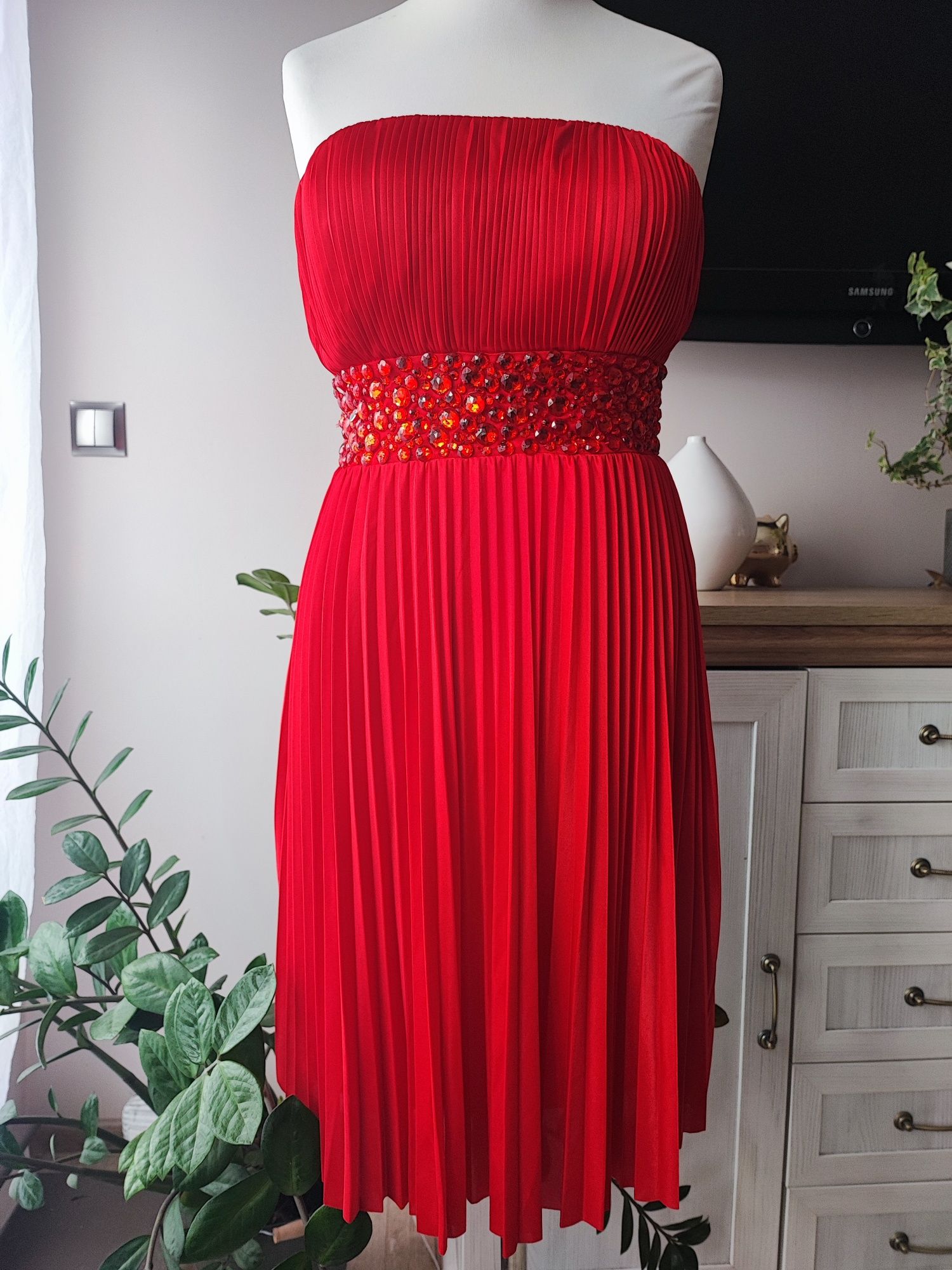 2027. Czerwona sukienka plisowana 38 M