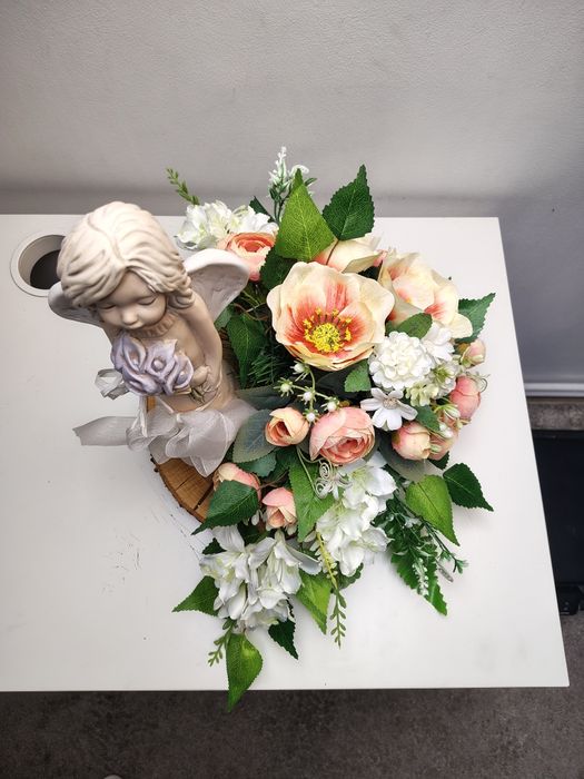 Stroik na grób z aniołem, kompozycja nagrobna na plastrze drewna