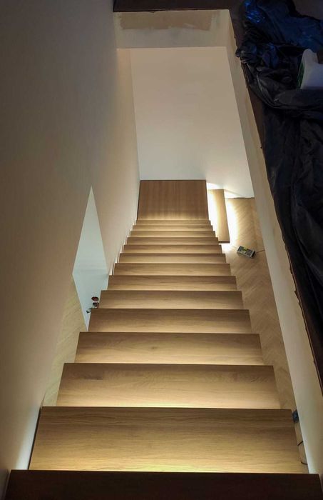 Schody na belce centralnej i stopnie drewniane