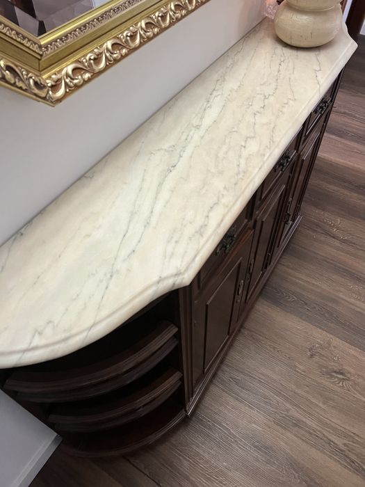 Móvel em madeira e pedra