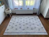 Szary dywan w gwiazdki Ikea Himmelsk 133x160